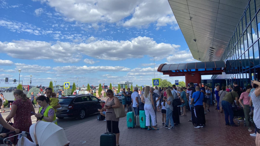 В аэропорту Кишинева вновь предупреждение о бомбе, люди эвакуированы.