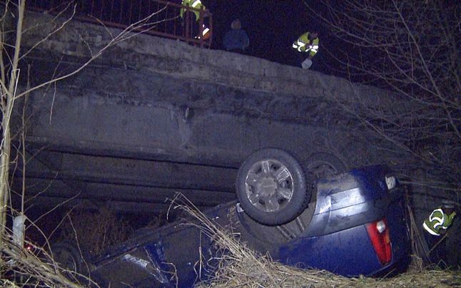 S-a răsturnat cu maşina şi îşi căuta soţia sub fiare, dar ea era acasă. Foto: adevarul.ro