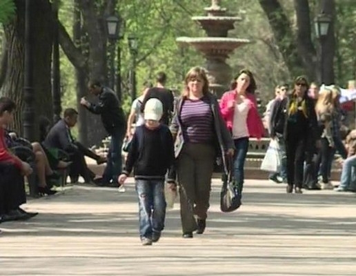 La sat insa cei 1650 de lei inseamna si mai mult.Asta in timp ce in magazinele din Chisinau exista obiecte pe care poti sa dai o data un salariu intreg.