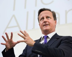 Премьер-министр Великобритании планирует поднять вопрос об отключении России от системы обмена финансовой информацией SWIFT.