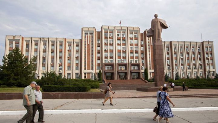 Iar din luna martie a acestui an, bugetarii din Transnistria își ridică doar 70 la sută din mărimea salariilor. Restul banilor nu se știe, deocamdată, când vor fi achitaţi.