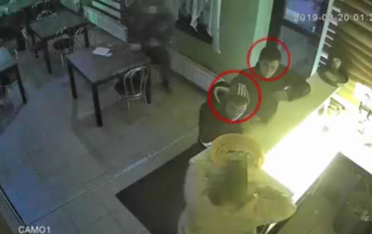 Бельцкие полицейские разыскивают двух мужчин, ограбивших недалеко от примарии в ночь с 19 на 20 марта 17-летнего парня.