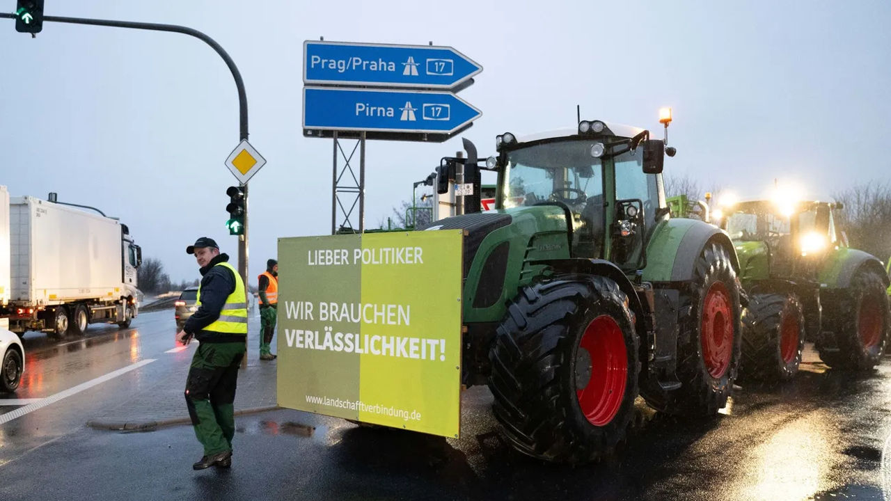 В Германии продолжились протесты фермеров: блокируют въезды на трассы.
