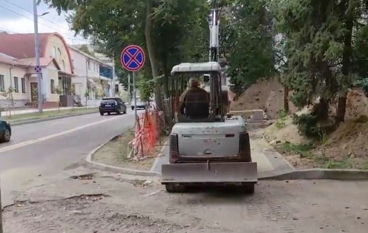 Мэрия Кишинева требует наказать виновных в повреждении тротуара.