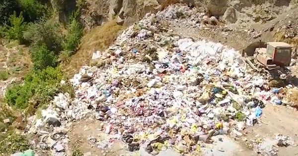 Жители Яловен недовольны соседством с мусорной свалкой.