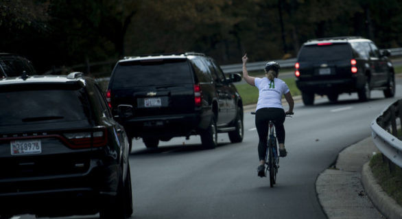 O femeie care a arătat degetul mijlociu spre Trump, concediată. Foto: independent.md
