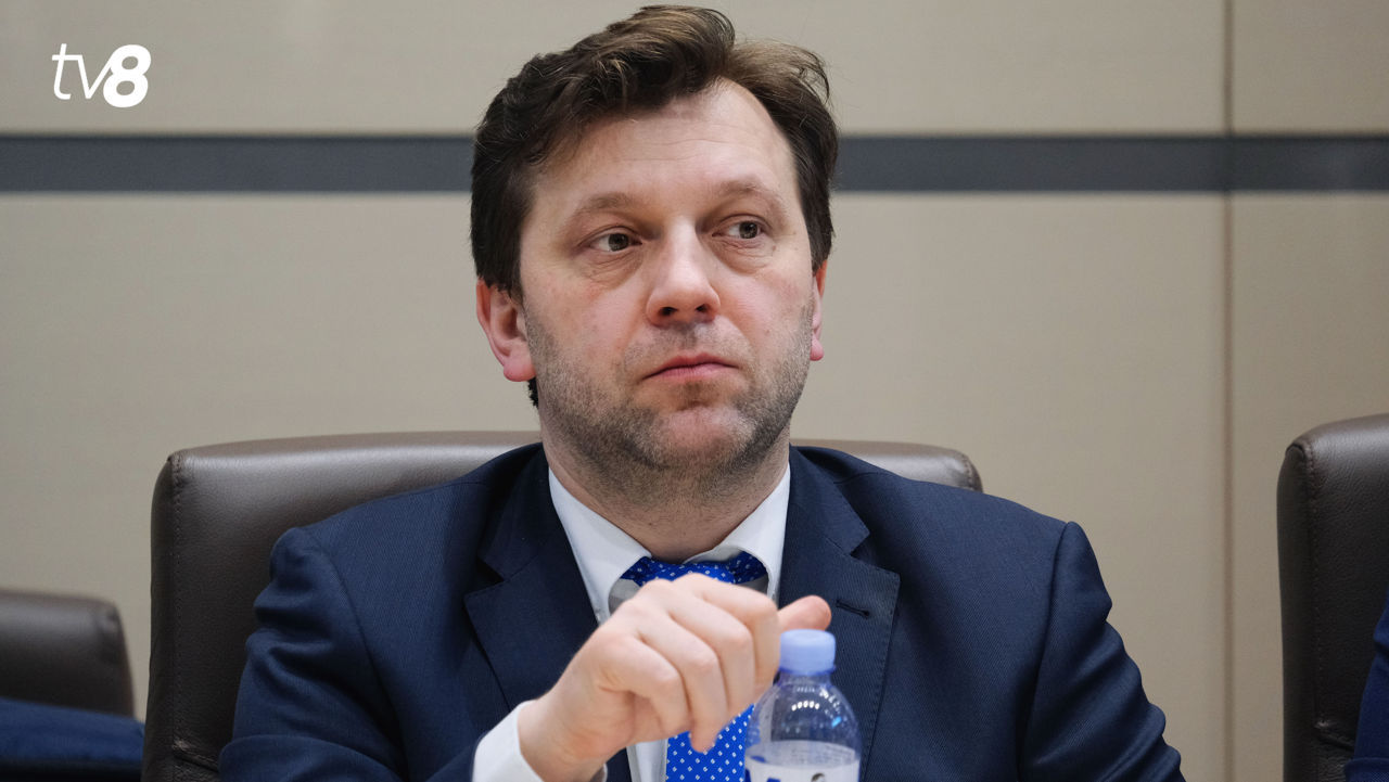 Алайба владеет 3 квартирами, домом и земельным участком.