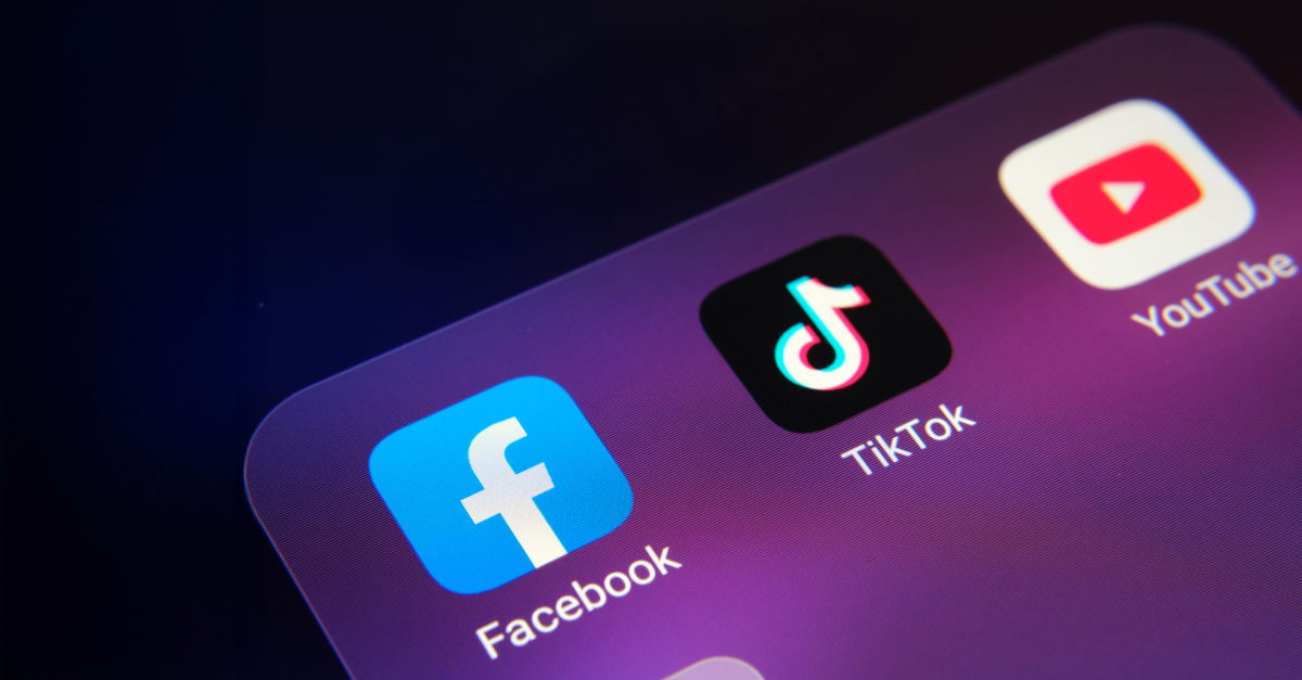 Rețelele sociale ca o capcană: Meta și YouTube, acuzate în SUA că provoacă dependență în rândul copiilor.