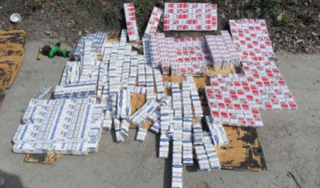 Grupare specializată în contrabandă cu ţigări, destructurată de oamenii legii.