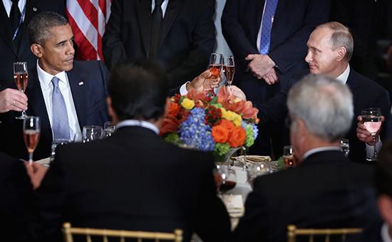 Президент США Барак Обама и президент России Владимир Путин во время официального завтрака.