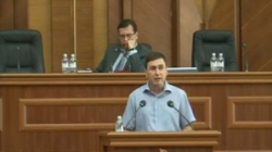 Лупу на сегодняшнем заседании парламента потребовал, чтобы депутаты и представители правительства приходили в парламент одетыми в костюмы и галстуки. Фото: Publika.md