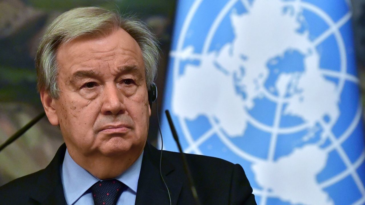 Генсек ООН заявил о невозможности победить COVID-19 только вакцинами.