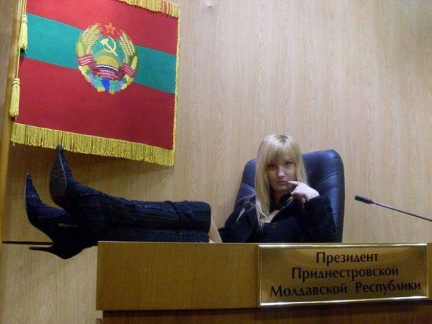 În fața fetei se vede tribuna pe care este inscripționat în limba rusă „Președintele republicii moldovenești transnistrene”.