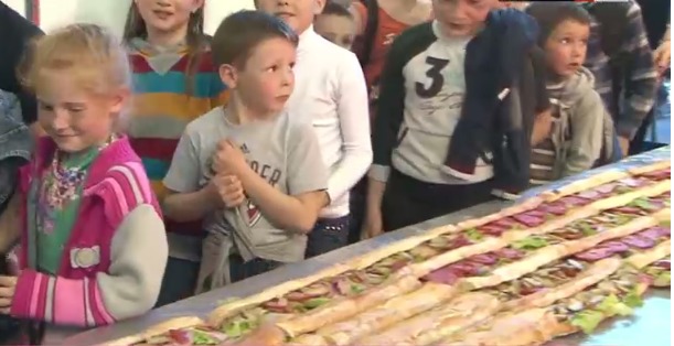Багетом затем угостили 160-ят детей из школы-интерната номер 3.