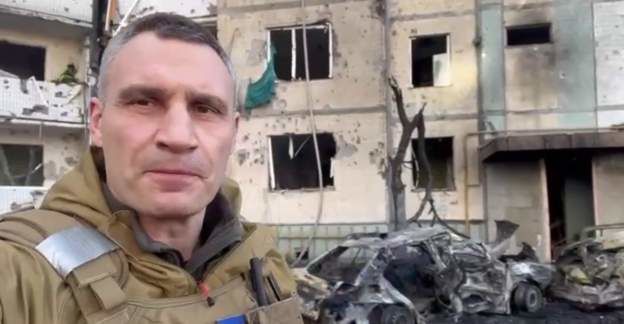 В Киеве загорелся жилой дом после попадания обломков снаряда.