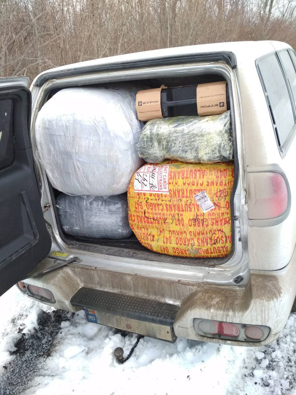 Mărfuri, în sumă de peste 400.000 lei, depistate în mașina unui bărbat