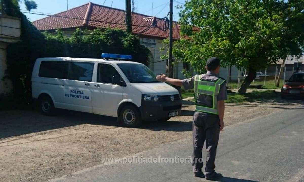 Экипаж пограничников остановил для проверки в населенном пункте Влэдешть автомобиль марки Mercedes Benz. Фото: politiadefrontiera.ro.