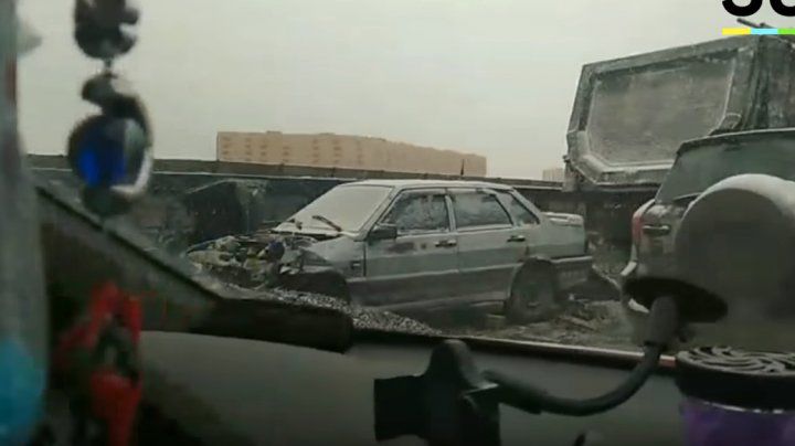 Carambol pe o şosea din Rusia. 12 automobile s-au ciocnit. Foto: Captură video