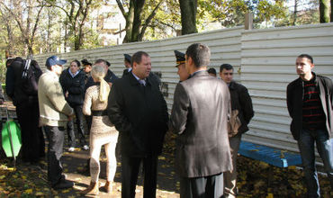 Activiştii au venit înarmaţi cu un hârleţ şi o şurubelniţă pentru a demonta gardul de protecţie.