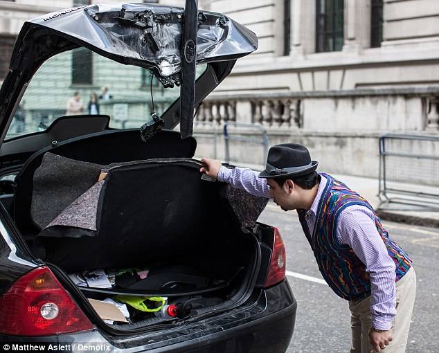 Turistul a remarcat că frînele maşinii sale Ford Mondeo sînt defecte atunci cînd trecea prin apropierea pieţei Parliament Square.