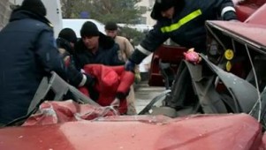 Băiatul se afla într-o maşină, şoferul căreia a vrut să depăşească, însă s-a izbit de un camion care staţiona pe marginea drumului. 