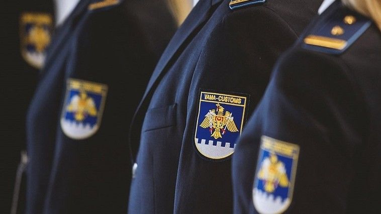 Сотрудники НЦБК задержали двух таможенников за взятку.