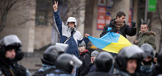 В Киеве началось "народное вече" - массовая акция у памятника Шевченко.