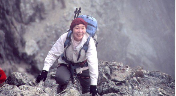 Tabei, care a murit în spital în urma luptei cu cancerul, a făcut parte dintr-o expediție japoneză feminină din 1975 și a fost cea dintâi femeie care a atins cel mai înalt vârf, de 8.850 de metri.