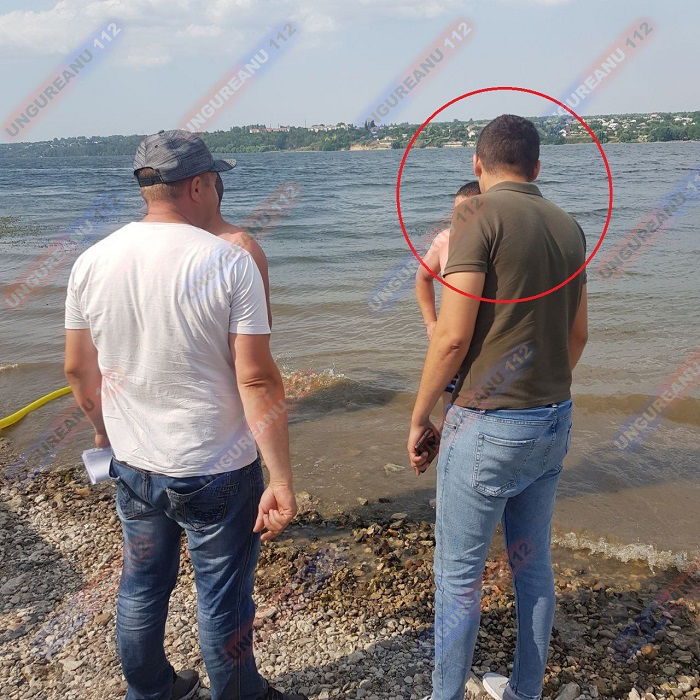 Примар Устьи помыл в Днестре трактор и бочку с гербицидами.