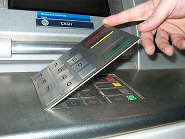 Злоумышленники устанавливали на банкоматы специальное оборудование.