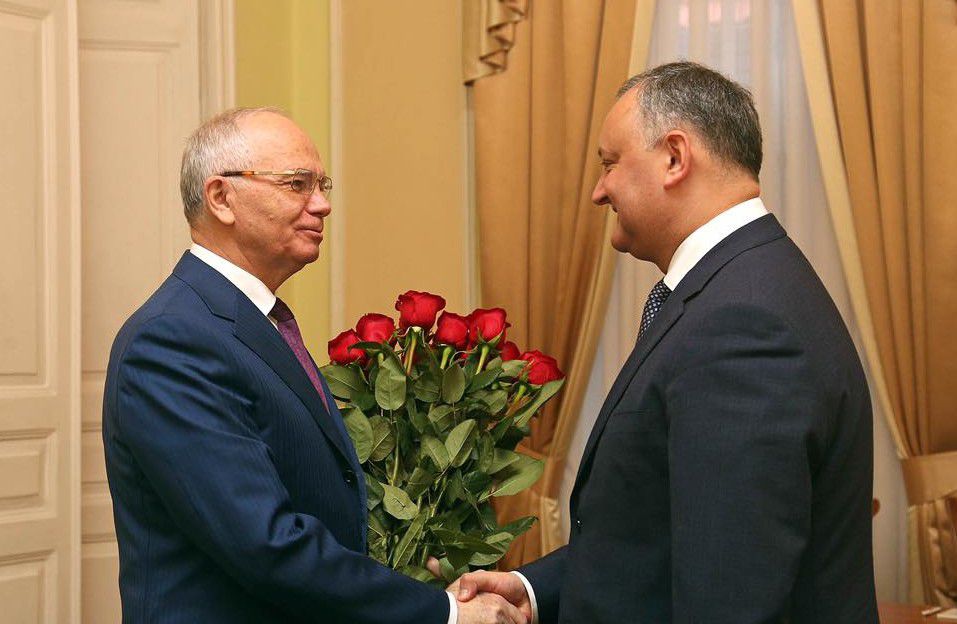 Diplomatul rus l-a felicitat pe Dodon cu prilejul numirii în funcţie şi a transmis mesajul de felicitare din partea președintelui rus Vladimir Putin, care îl așteaptă pe noul președinte la Moscova, la 17 ianuarie 2017.