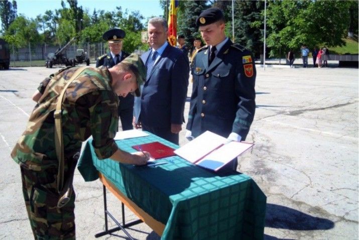 После прохождения теоретической части курса врачи 14 дней проходят военную стажировку.
