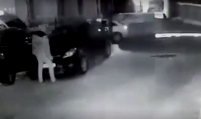 Расстрел двух человек на стоянке в Петербурге попал на видео.