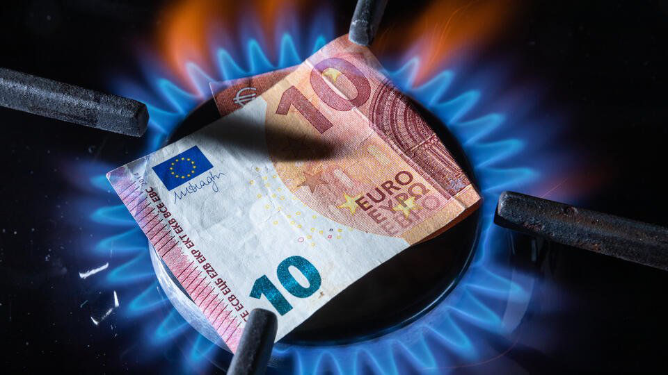 В ЕК призвали европейские компании платить России за газ в евро.