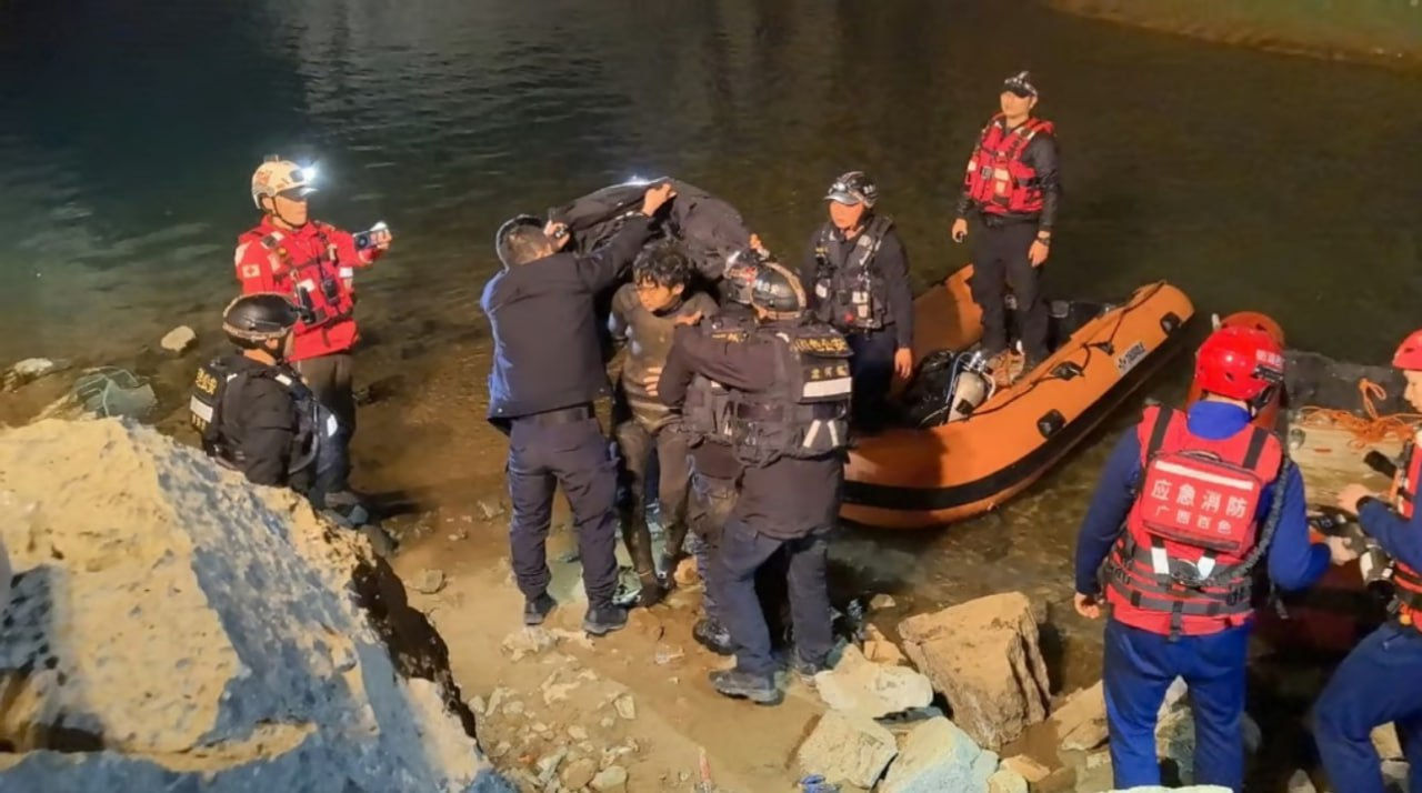 Un scafandru chinez a supraviețuit cinci zile într-o peșteră subacvatică: Se hrănea cu pește crud.