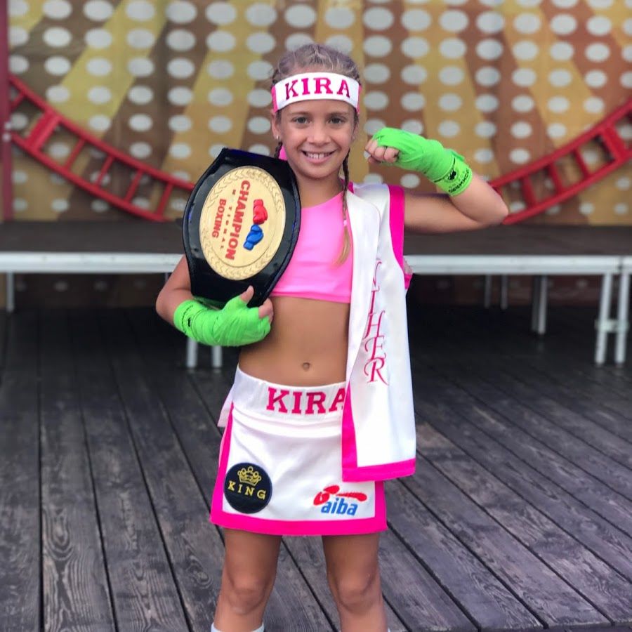 O fetiţă 9 ani boxează ca un adevărat profesionist.