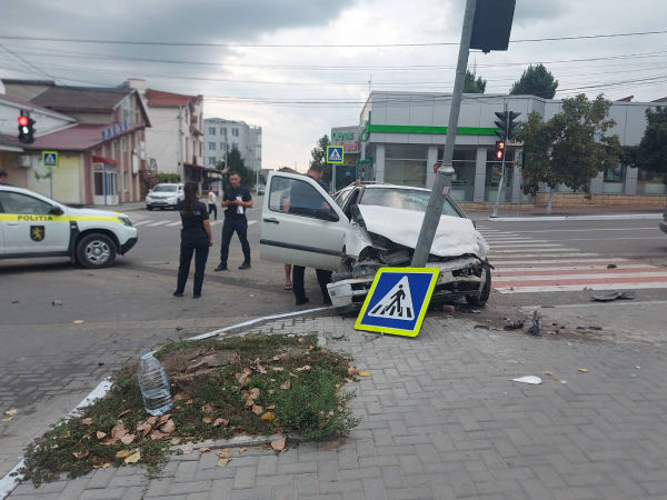 В Комрате произошло ДТП возле мэрии: автомобиль снес светофор.