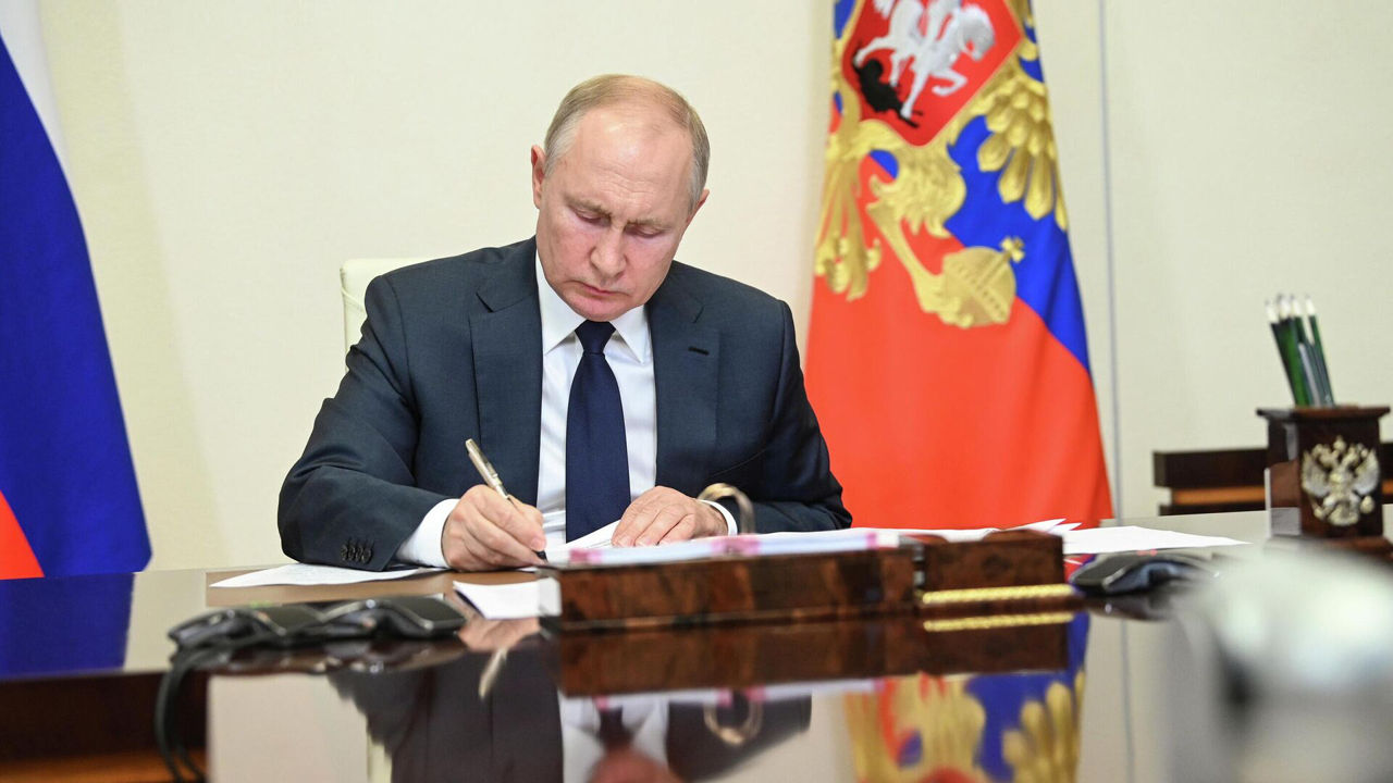 Путин подписал указ о мерах в ответ на введение потолка цен на российскую нефть.