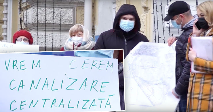 Кишиневцы организовали акцию протеста у здания мэрии, требуя провести канализацию.