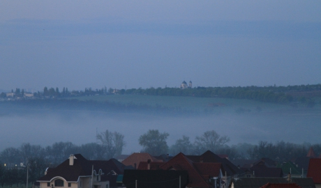 Meteorologii anunţă pentru a doua jumătate a săptămânii curente cer preponderent noros. Izolat se va forma ceaţă şi vor cădea ploi slabe.