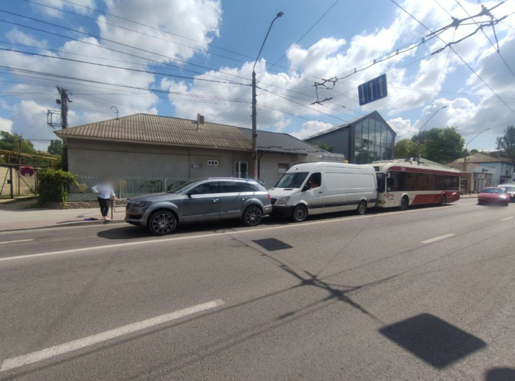 В цепную аварию в Бельцах попали два автомобиля и троллейбус.