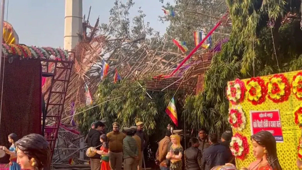 Șase persoane au murit din cauza prăbușirii unei scene la un festival religios în India.