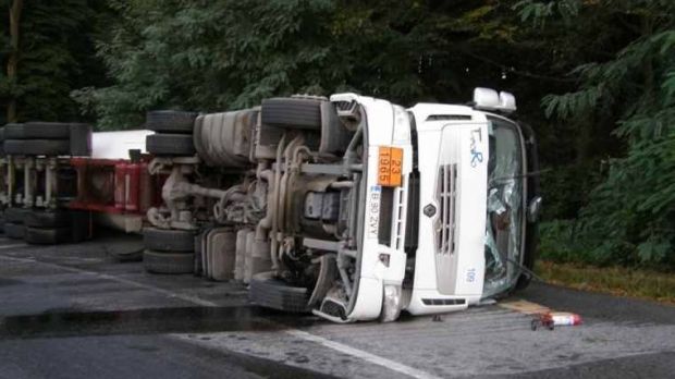 Până la repunerea pe poziţie a cisternei, autoturismele care trec prin zonă circulă pe un singur sens de mers.