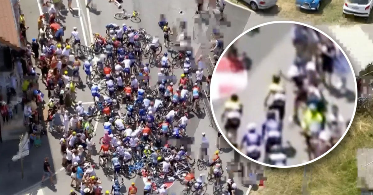 На Tour de France велосипедисты попали в масштабную аварию.