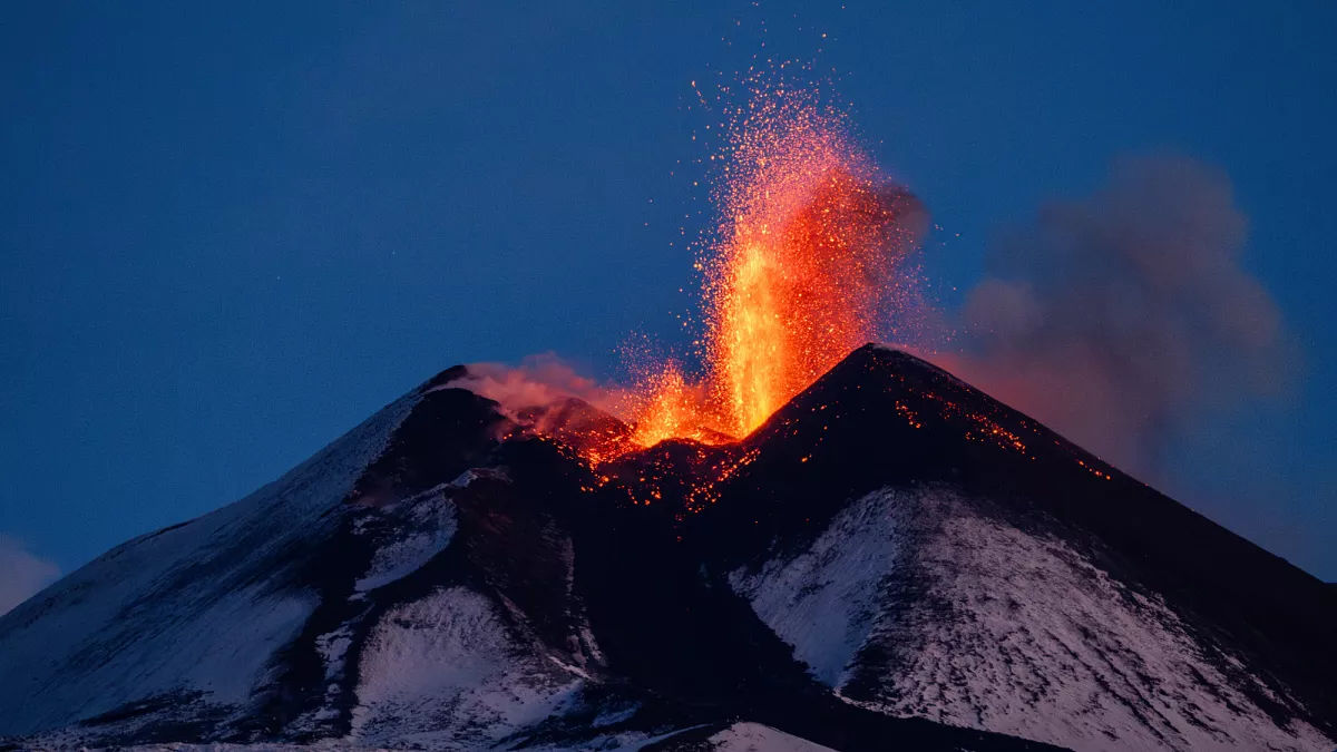 Mii de turiști urcă pe vulcanul Etna din Sicilia pentru a vedea erupția.