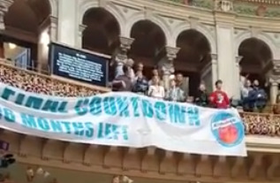 В парламенте Швейцарии устроили музыкальный протест.
