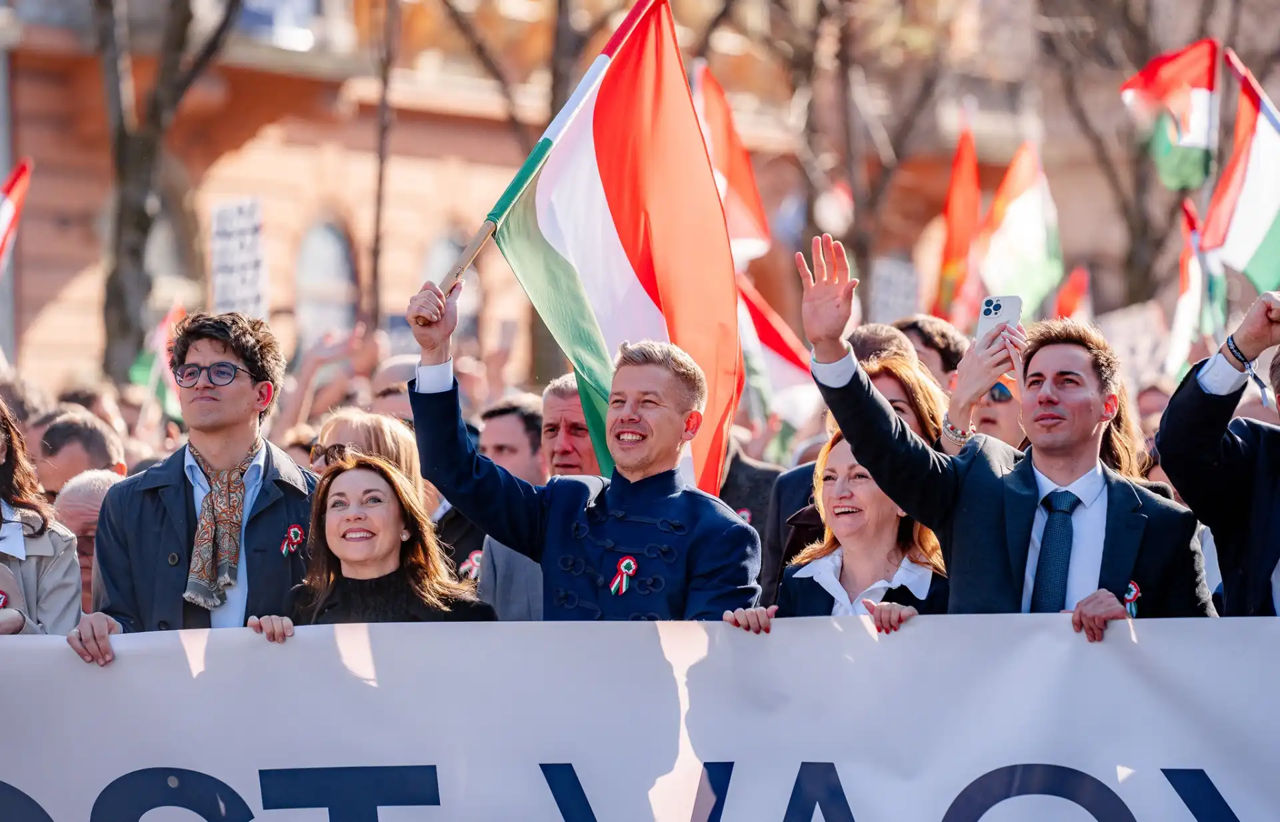 Peter Magyar cere demisia imediată a lui Viktor Orban.