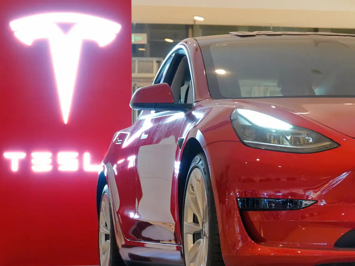 Поставки Tesla впервые падают второй квартал подряд.