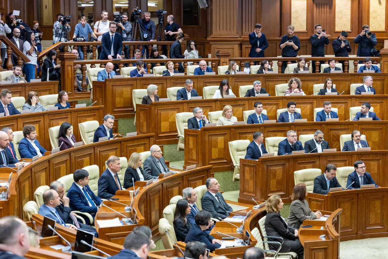 В новом парламенте сформированы шесть фракций.