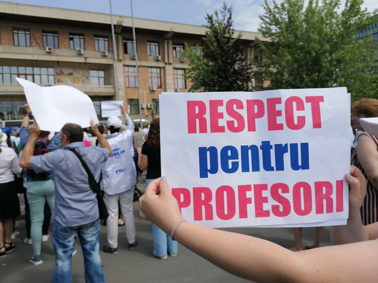 Profesorii din România amenință cu boicotarea începutului noului an școlar.